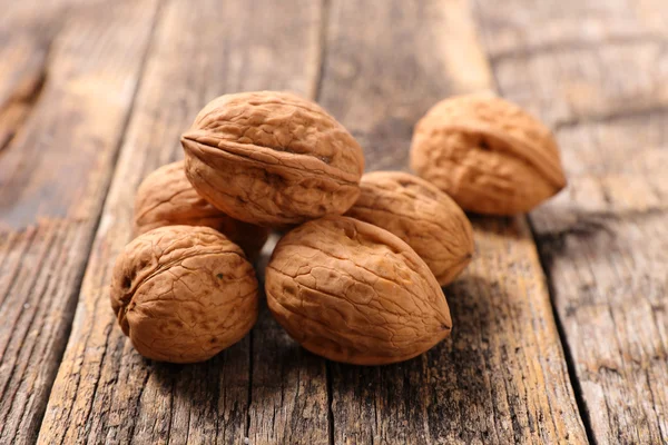 Nueces frescas en cáscaras — Foto de Stock