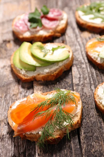 Brød og røget laks - Stock-foto