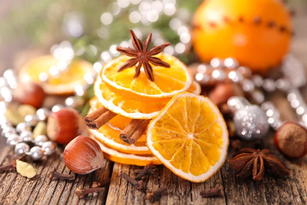 Épices de Noël et oranges séchées — Photo