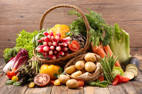 Sortiment an rohem Obst und Gemüse — Stockfoto