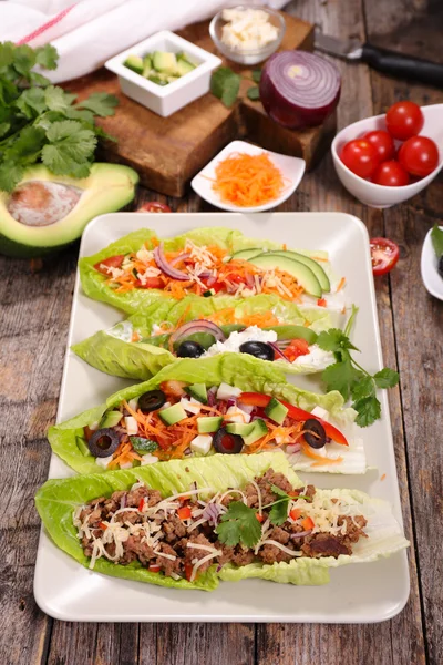 Salat mit Gemüse oder Fleisch — Stockfoto