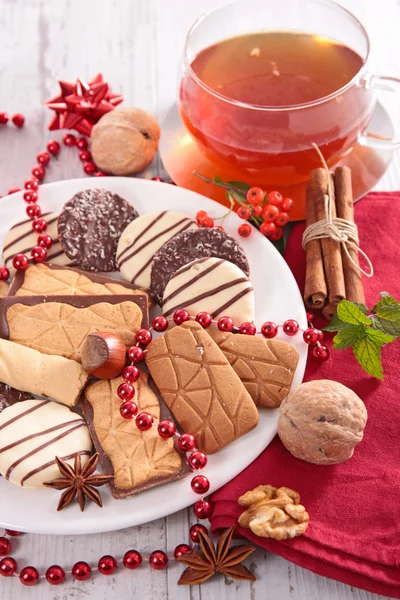 Christmas biscuits and red tea — Stock Photo, Image