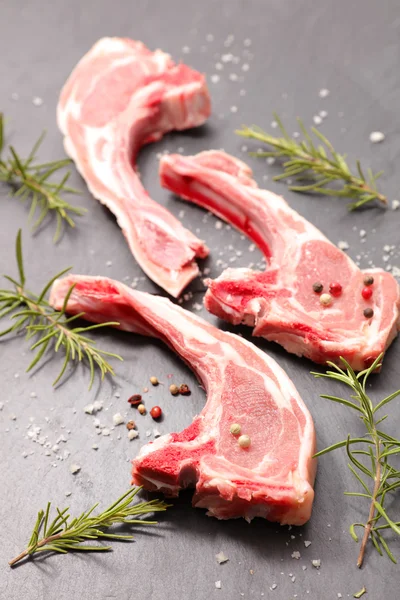 Raw lamb chops with rosemary — Stock Photo, Image