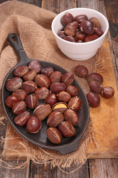 Roasted chestnuts in pan — Stock Photo, Image