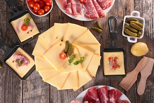 Raclette-Käse und verschiedene Salami — Stockfoto