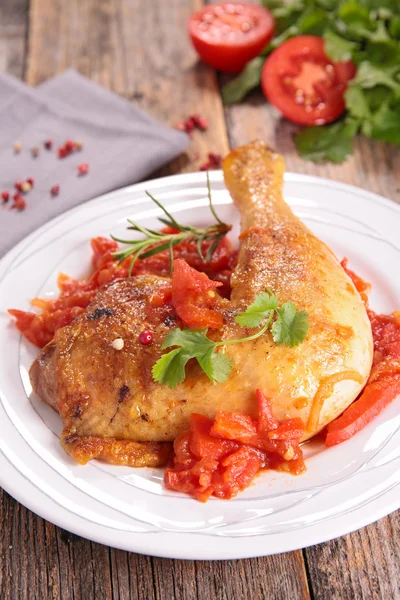 Coscia di pollo con pomodori ed erbe — Foto Stock