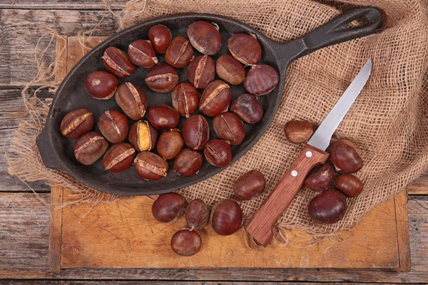 Roasted chestnuts in pan — Stock Photo, Image