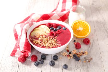 güler yüzlü kase çilek ile