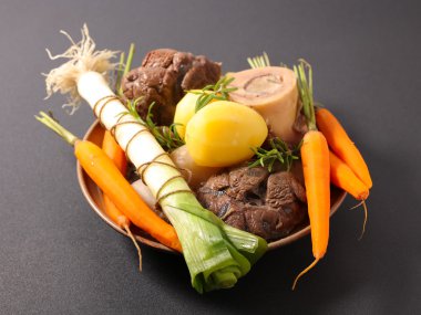 sebze ve et suyu ile sığır eti