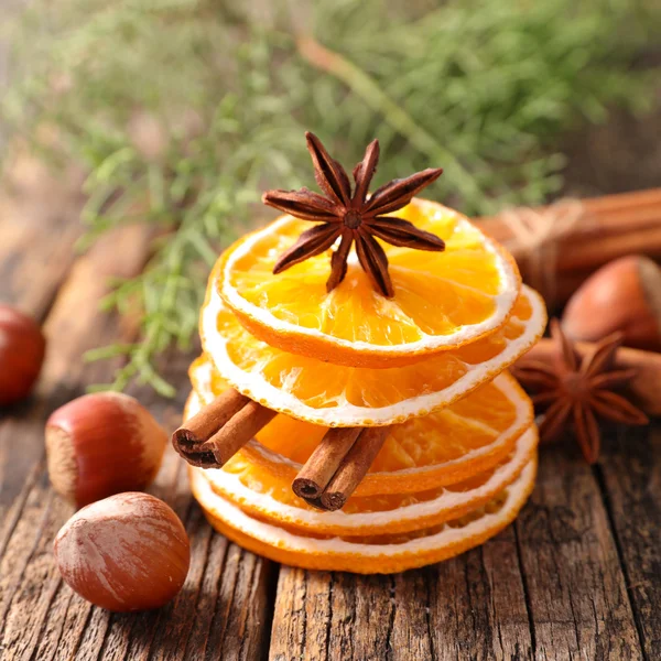 Épices de Noël et oranges séchées — Photo