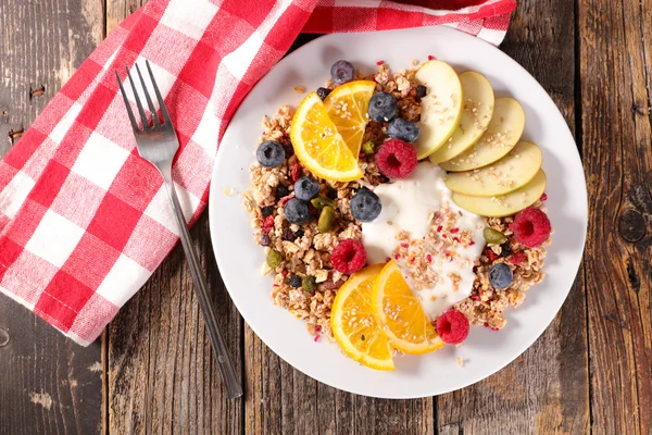 Petit déjeuner avec muesli, yaourt et fruits — Photo