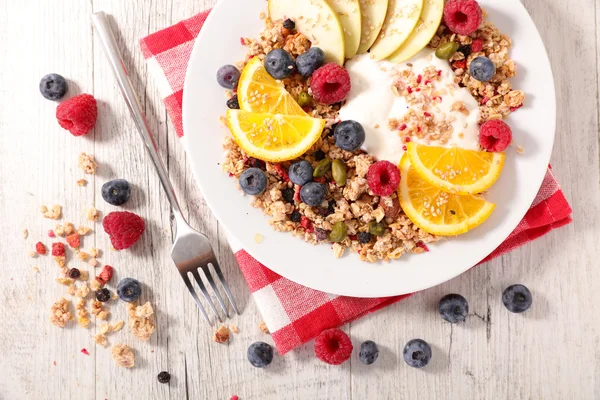 Breakfast with muesli, yogurt and fruits — Stock Photo, Image