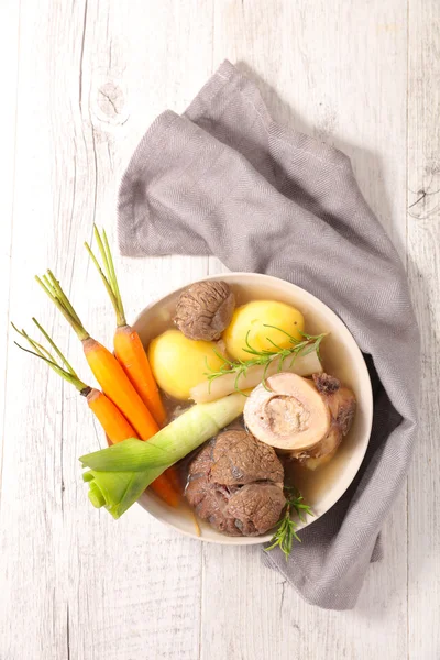 Rundvlees met groenten en bouillon — Stockfoto