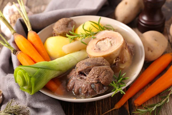 Carne de vacuno con verduras y caldo — Foto de Stock