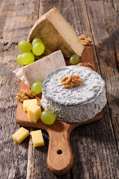 Assorted cheese and grapes — Stock Photo, Image