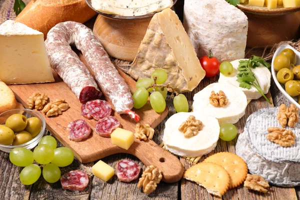 Käse, Fleisch und Trauben — Stockfoto