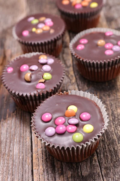 Čokoládové muffiny s bonbóny — Stock fotografie