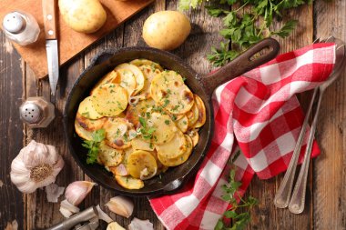 otlar ile kavrulmuş patates