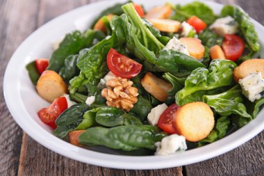 Ispanak ve domates salatası