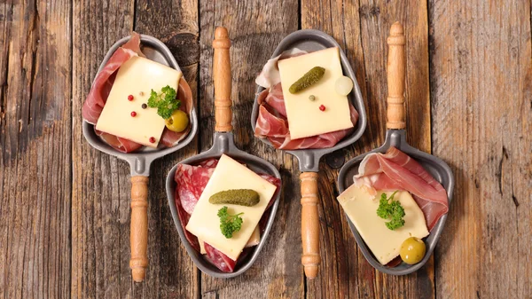 Raclette au fromage et ingrédients — Photo