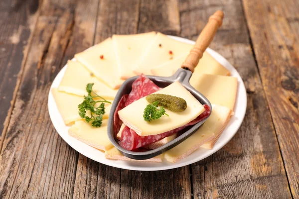 Queso raclette y salami — Foto de Stock