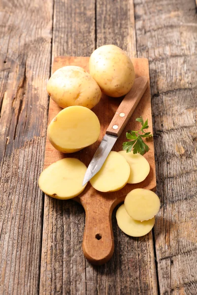Batatas em bruto cortadas — Fotografia de Stock