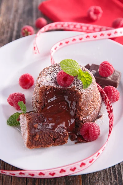 Chocolate cake and raspberries — Stock Photo, Image