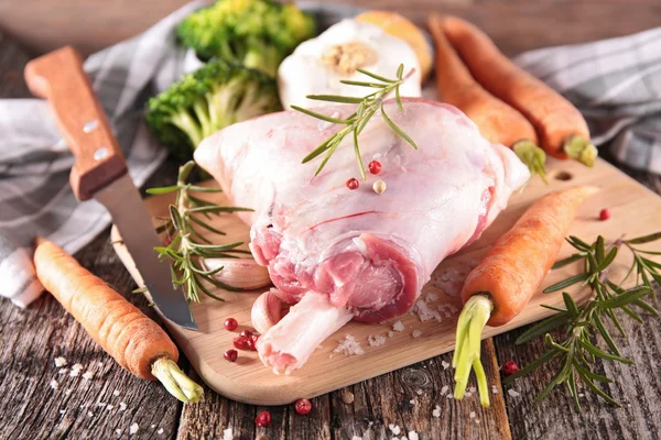 Surowy lamb chop — Zdjęcie stockowe