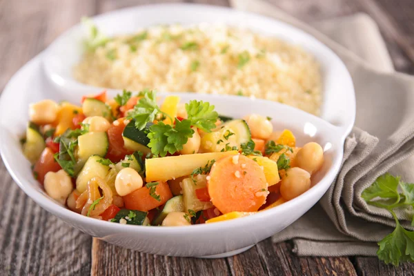 Sémola hervida y verduras — Foto de Stock