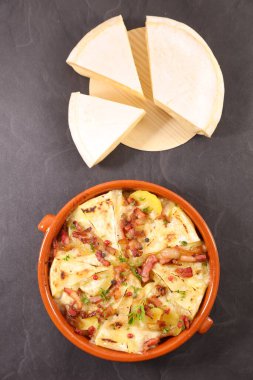 Tartiflette- patates, peynir, pastırma ve krema