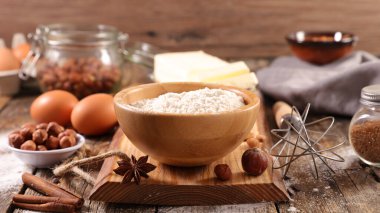 Yemek malzemesi... un, tereyağı, yumurta ve baharatlar.