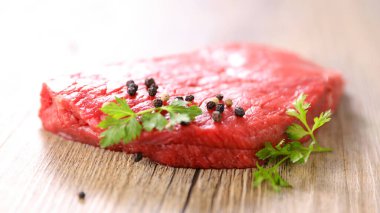 Çiğ biftek ve biber.