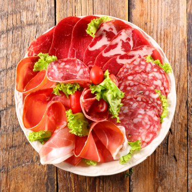 Bir tabak salam, pastırma, toz.