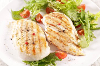 Izgara tavuk fileto ve marul.