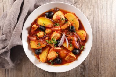 patates, tavuk, zeytin ve domates sosu