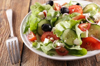 Salatalık, domates, zeytin, peynir ve soğanlı Yunan salatası