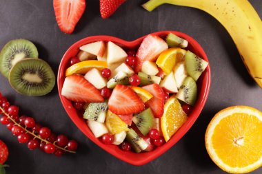 Sağlıklı yemek. Taze meyve salatası.