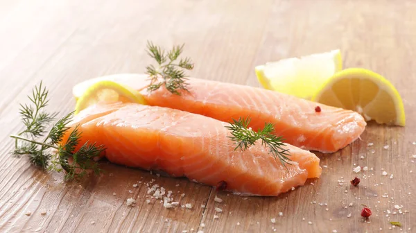 Mentah Salmon Fillet Dan Lemon — Stok Foto