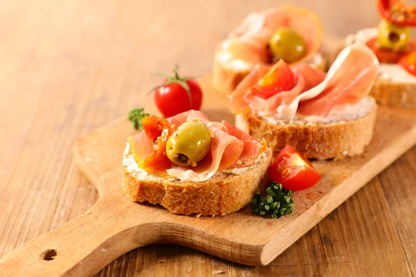 Tapas Plátek Chleba Sýrem Prosciuttem Olivou — Stock fotografie