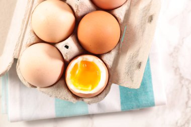 Taze çiftlik yumurtası manzaralı kutu.