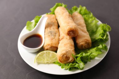 Kızarmış börek ve soya sosu.