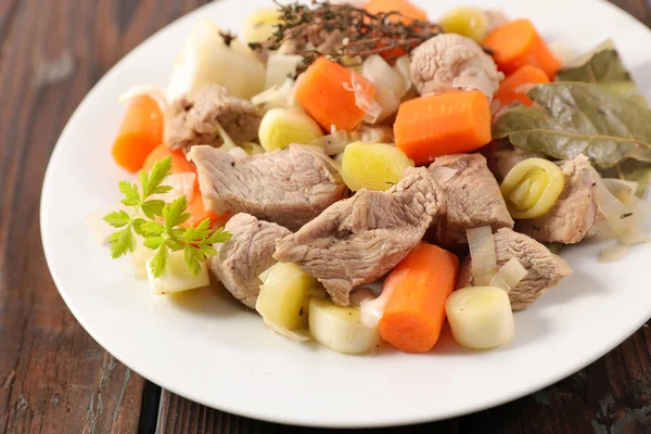 Kalbfleisch Mit Lauch Kartoffeln Und Karotten Gekocht — Stockfoto