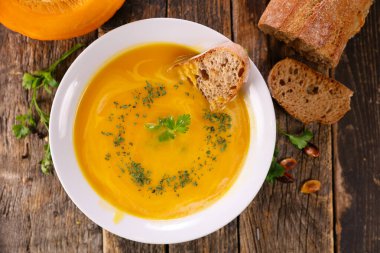 Bitki ve kremalı kabak çorbası.