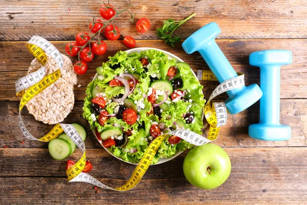 Diétás Élelmiszer Koncepció Növényi Saláta Súlyzóval Mérőműszerrel — Stock Fotó