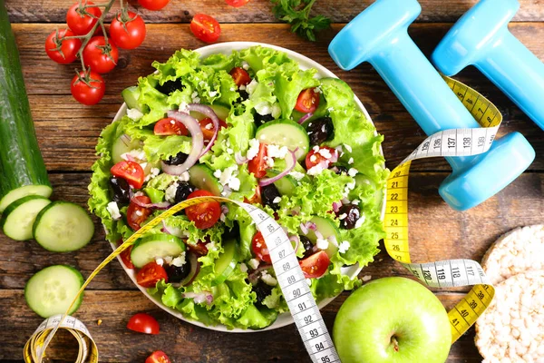 Dieta Conceito Alimento Salada Vegetal Com Haltere Medidor — Fotografia de Stock