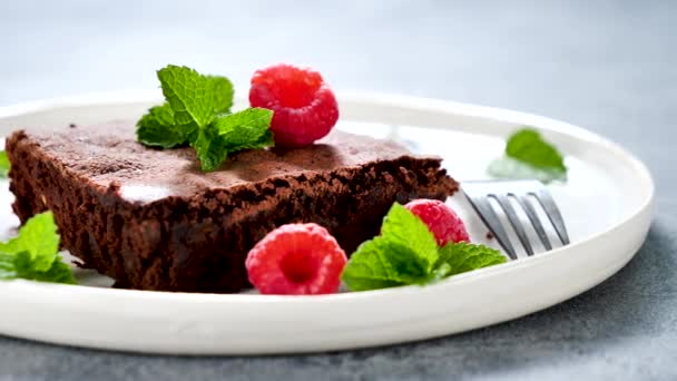 Läcker Choklad Brownie Och Hallon — Stockvideo