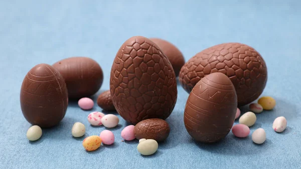复活节彩蛋 巧克力蛋和糖果 — 图库照片