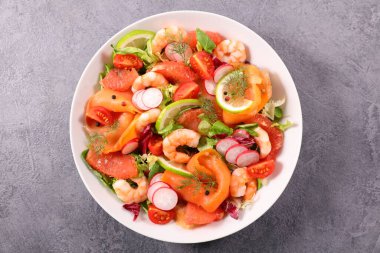 Karides ve füme somon salatası ile domates, marul ve turp.