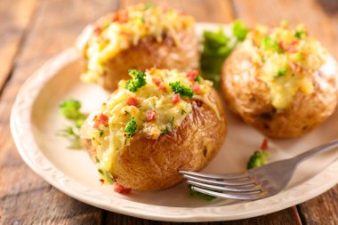 Brokoli ve peynirli fırında patates.