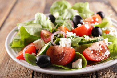 marul, domates, zeytin ve peynir tabakta